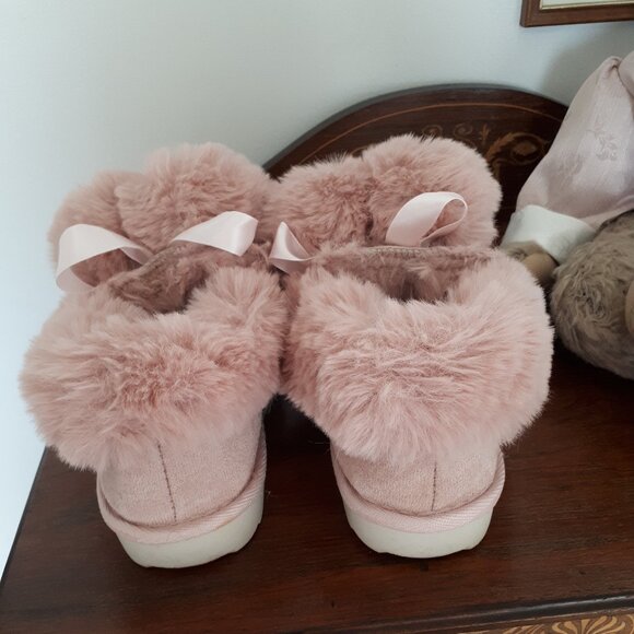 Pink Suedelike Slippers by La Vie En Rose - Size 6 1/2 - 7 - Picture 3 of 6